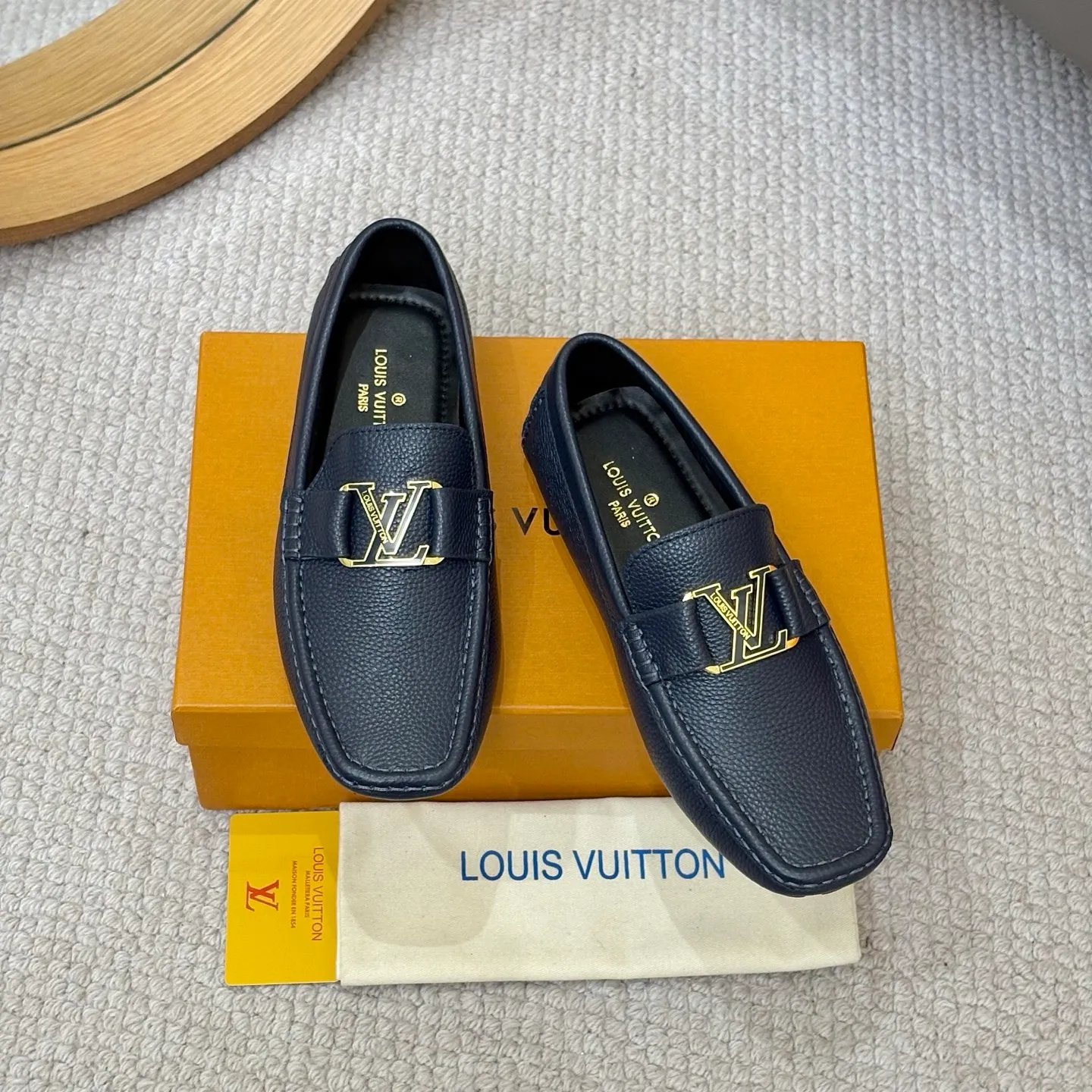Men's men's shoes 💰420 (Yangli) LV 2⃣️0⃣️2⃣️5️⃣Spring and summer counter GLORIA series models ✈️Original factory special leather production, original last type. A classic driving slip-on casual shoe that shows an elegant style with exquisite craftsmanship details such as Monogram embossing all over the upper🌀Italian imported calfskin fabric Sheepskin foot pads➕Inside～Private mold replica sole Unique style Comfortable driving slip-on Size: 4-12 (38-46) Comes with [Counter packaging: original box, wrapping paper, card, instruction manual, shoehorn, cloth bag] No pressure to enter and leave the counter!